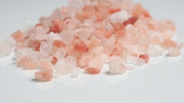 Ham Himalaya pembe tuz kristallerinin dönüşü. 