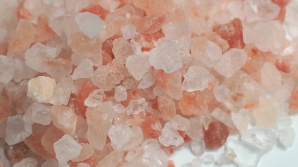 Rotazione di cristalli di sale rosa dell'Himalaya grezzi. — Video Stock