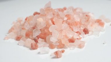 Ham Himalaya pembe tuz kristallerinin dönüşü. 