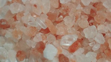 Ham Himalaya pembe tuz kristallerinin dönüşü. 