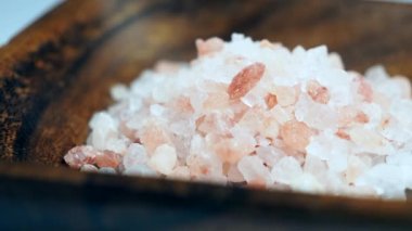 Ham Himalaya pembe tuz kristallerinin dönüşü. 