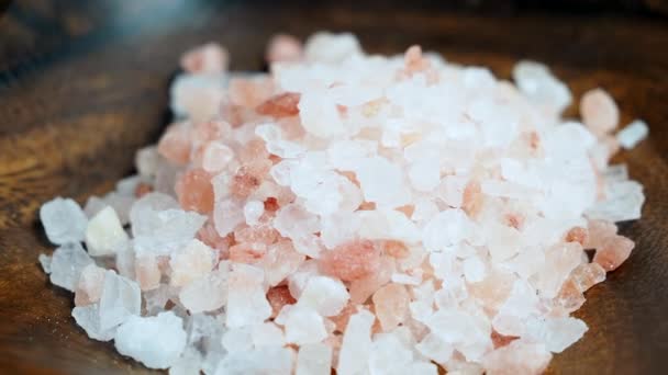 Rotation av obehandlade Himalayas rosa saltkristaller. — Stockvideo