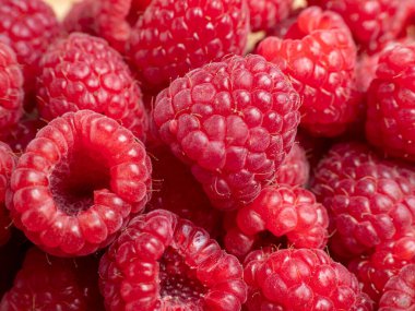 Ahşap bir kasede ahududu. Ahşap bir arka planda ahududu.