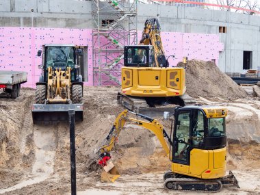 İnşaat alanındaki traktör. Sarı traktör şantiyesinde..