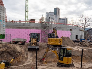 İnşaat alanındaki traktör. Sarı traktör şantiyesinde..