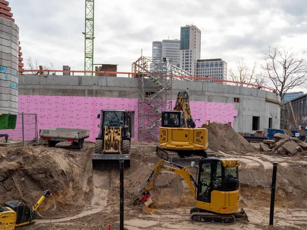 İnşaat alanındaki traktör. Sarı traktör şantiyesinde..