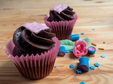 Sevgililer Günü için kırmızı kadife kekler. Ahşap bir arka planda Sevgililer Günü için kekler.