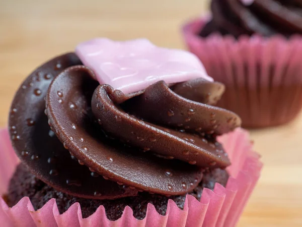 Rote Samt Cupcakes Zum Valentinstag Muffins Zum Valentinstag Auf Hölzernem — Stockfoto