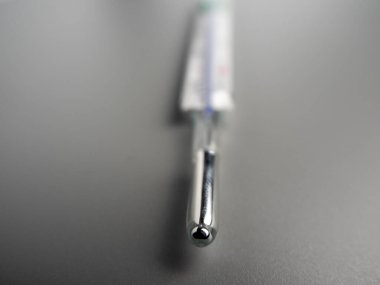 Vücut ısısını ölçmek için termometre.