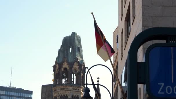 Bandera alemana en el edificio. — Vídeo de stock