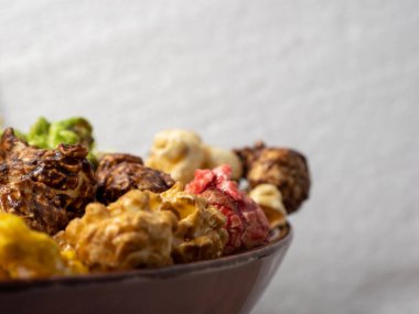 Renkli patlamış mısır yakından. Çok renkli patlamış mısır..