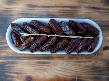 Tahta çatallı bir pakette sulu tarihler..