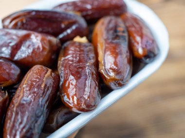 Tahta çatallı bir pakette sulu tarihler..