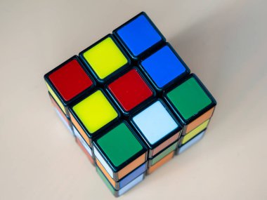 Bulmaca küpü 3x3, arkaplanda Rubik küpü.