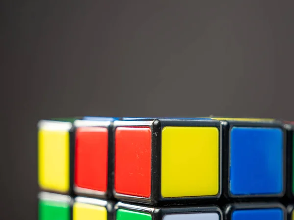Bulmaca küpü 3x3, Koyu arkaplanda Rubik küpü.