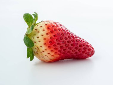 Beyaz arka planda çilekler. Çilekler izole edilmiş. Taze çilek..