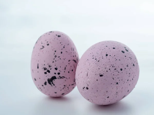 Primo Piano Uova Polistirolo Colorate Sfondo Bianco Uova Pasqua Isolate — Foto Stock