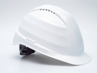 Beyaz arka planda beyaz bir miğfer.