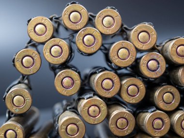 Siyah arkaplandaki makineli tüfekten çıkan fişekler..