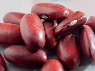 Tahta bir kasede kırmızı fasulye. Yakın plan.