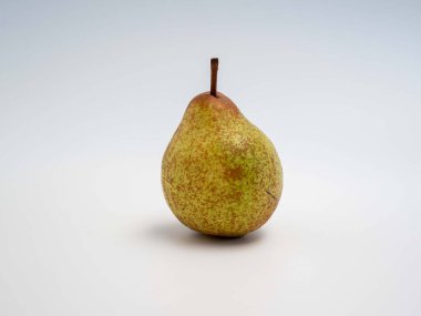 Beyaz bir arka planda armut. Taze armut.