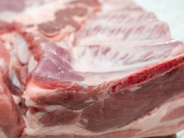 Kesme tahtasında çiğ domuz eti. Çiğ et.