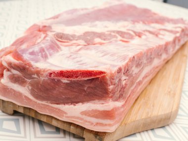 Kesme tahtasında çiğ domuz eti. Çiğ et.