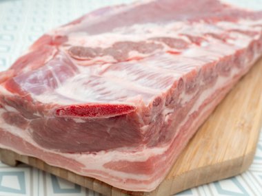 Kesme tahtasında çiğ domuz eti. Çiğ et.