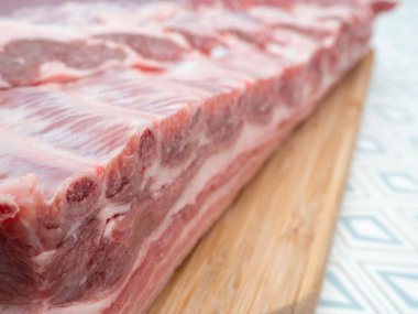 Kesme tahtasında çiğ domuz eti. Çiğ et.