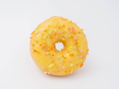 Beyaz arka planda taze limonlu çörek. limonlu çörek.