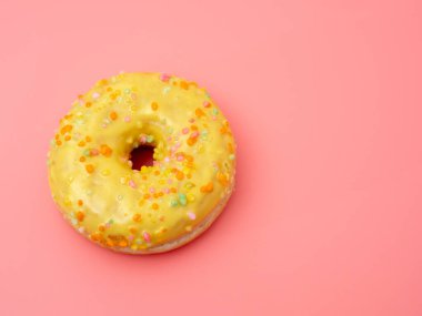 Pembe arka planda taze limonlu çörek. limonlu çörek..