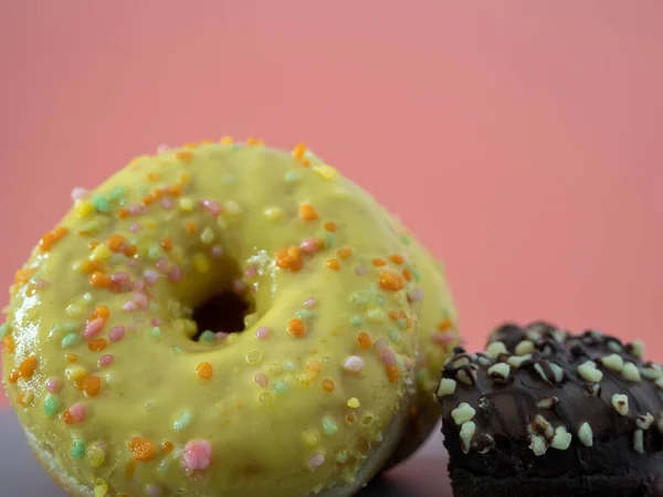 Свежий Шоколадный Пончик Розовом Фоне Шоколад Лимонный Пончик — стоковое фото