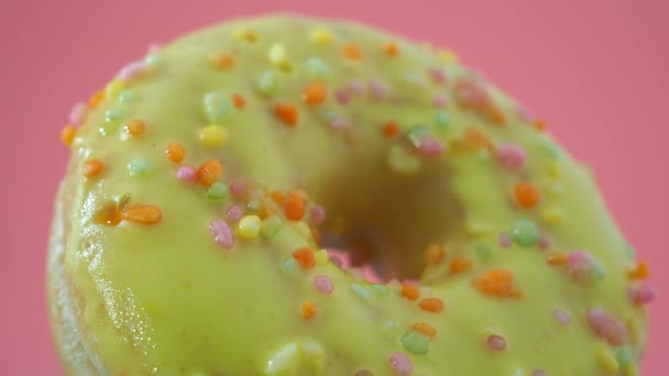 新鲜的柠檬甜甜圈 粉色背景 柠檬甜甜圈 高质量的4K镜头 — 图库视频影像