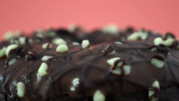Verse Chocolade Donut Een Roze Achtergrond Chocoladedonut Hoge Kwaliteit Beeldmateriaal — Stockvideo