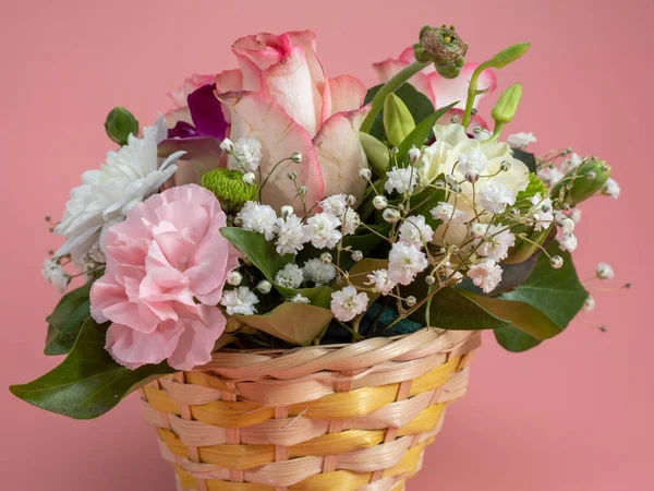 Корзина Цветов Розовом Фоне Красивый Букет Цветов — стоковое фото