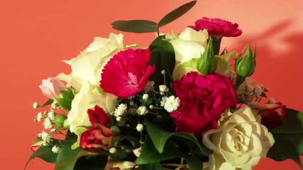 Mand Met Bloemen Een Roze Achtergrond Mooi Boeket Bloemen — Stockvideo