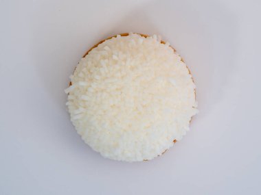 Beyaz arka planda hindistan cevizi kırıntıları olan pasta.