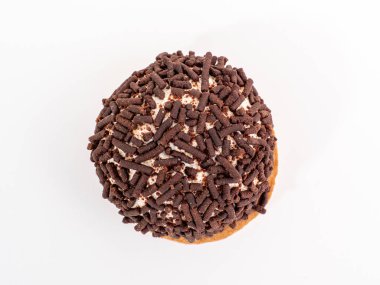 beyaz zemin üzerine çikolata parçaları ile pasta