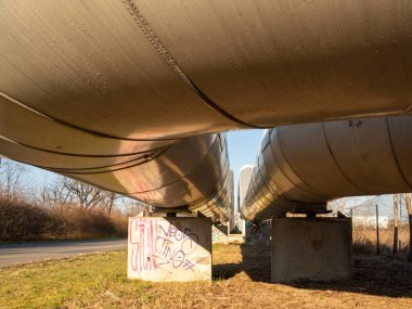 Yerdeki ısı boruları. Yerin üstünde şehirlere ısı ileten bir boru hattı.