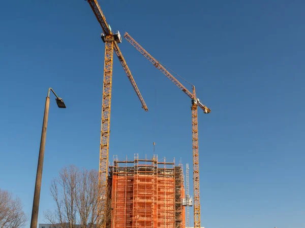 İnşaat alanında bir vinç. Yüksek binaların inşaatı.
