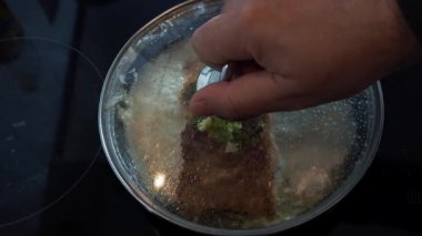 Tavada kızarmış alabalık. Soslu kızarmış balık.