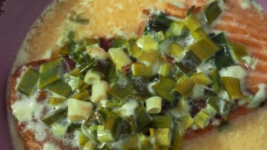 Tavada kızarmış alabalık. Soslu kızarmış balık.