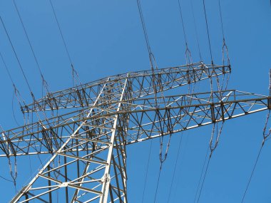 Yüksek voltaj kabloları. Enerji kaynağı. Elektrik kablolarının metal kutupları