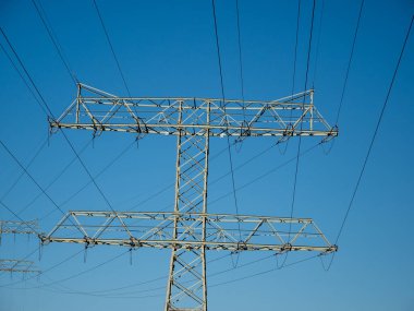 Yüksek voltaj kabloları. Enerji kaynağı. Elektrik kablolarının metal kutupları