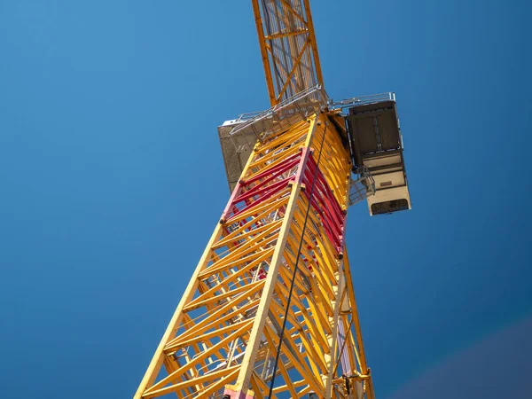 Torre Guindaste Contra Céu Azul Close — Fotografia de Stock