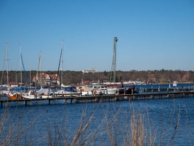 Gölde yatlar ve tekneler