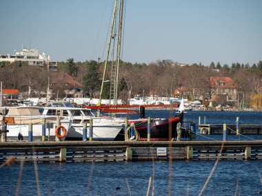 Gölde yatlar ve tekneler