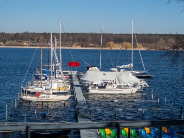 Gölde yatlar ve tekneler