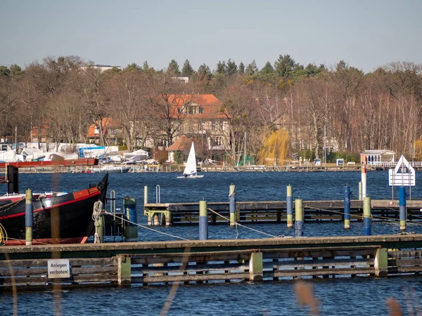 湖の上のヨットやボート — ストック写真