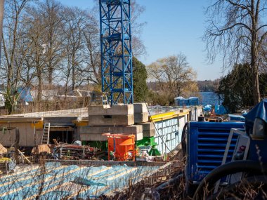 Gölün kıyısındaki inşaat alanında. bir ev inşa etmek